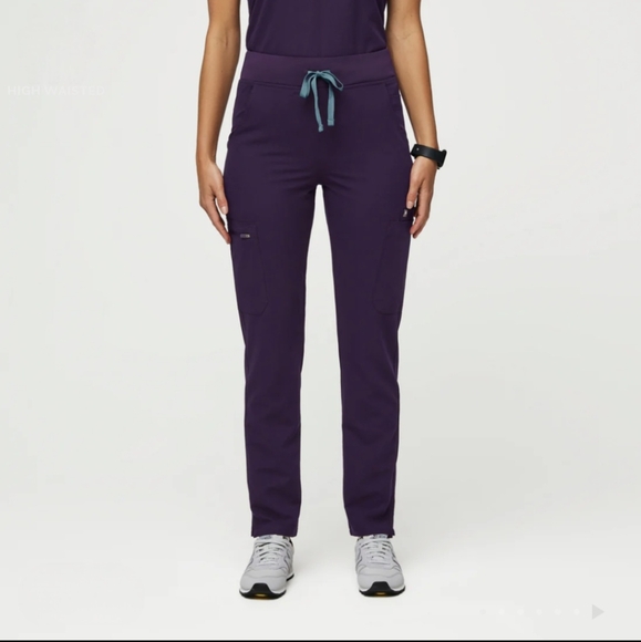 Figs Casma Three-Pocket Scrub Top & Yola Skinny Scrub Pants in Purple Jam XL - Picture 3 of 8
